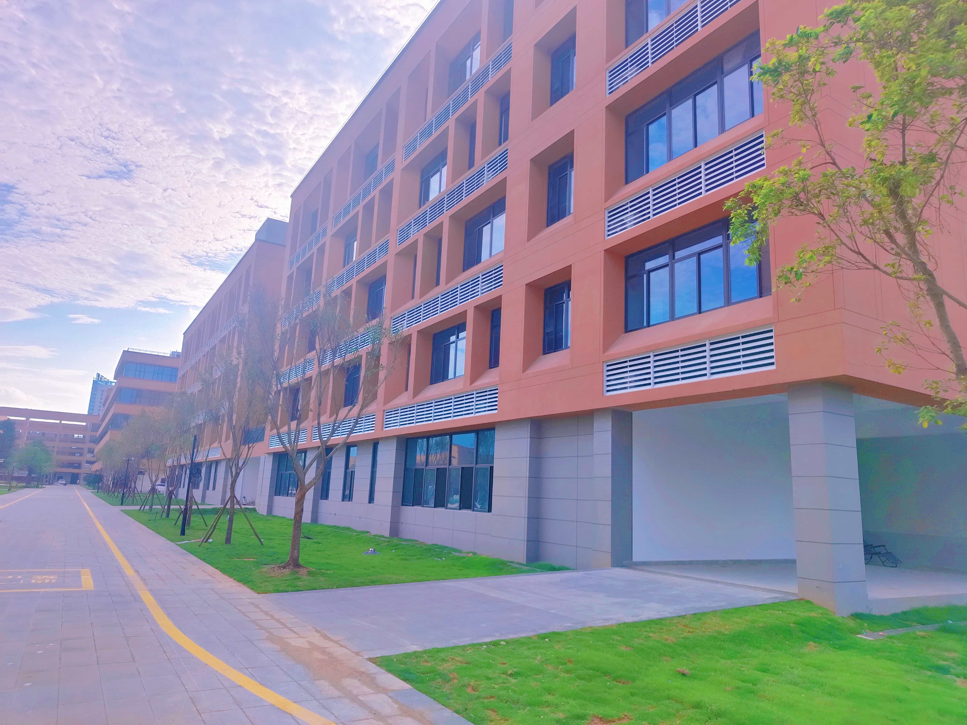 福州市福外技术学校教学楼外围