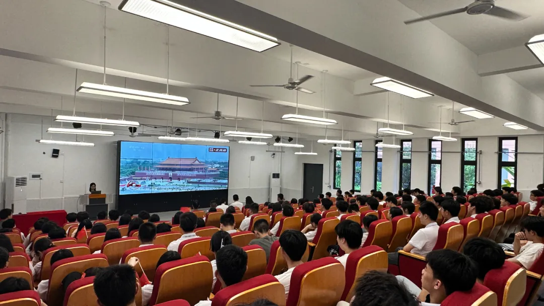 福外技术学校全体师生集中观看九三阅兵，感受强国强军磅礴力量！